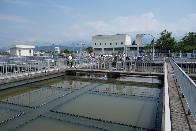 下水処理場施設見学会最初沈殿池での風景