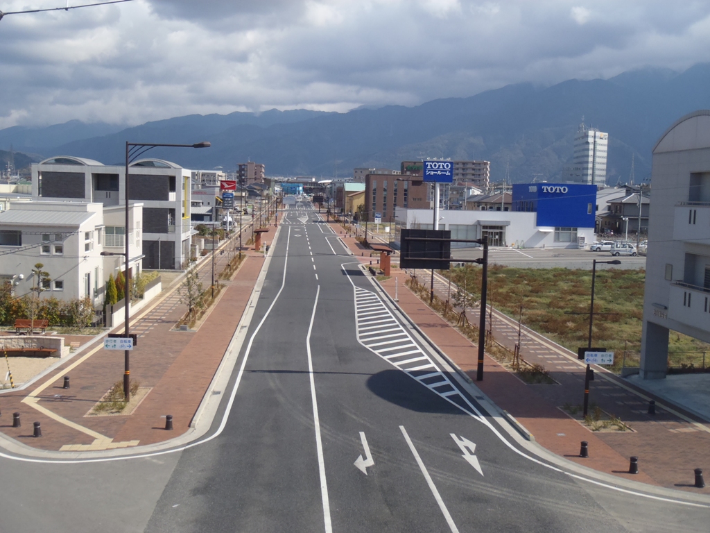 街路樹が植えられ、休憩所が設置された写真です