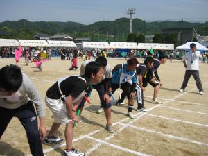 神郷校区の運動会の写真です リレーをしています