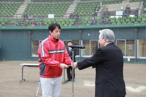 市長から星野さんへ委嘱状を授与するようす